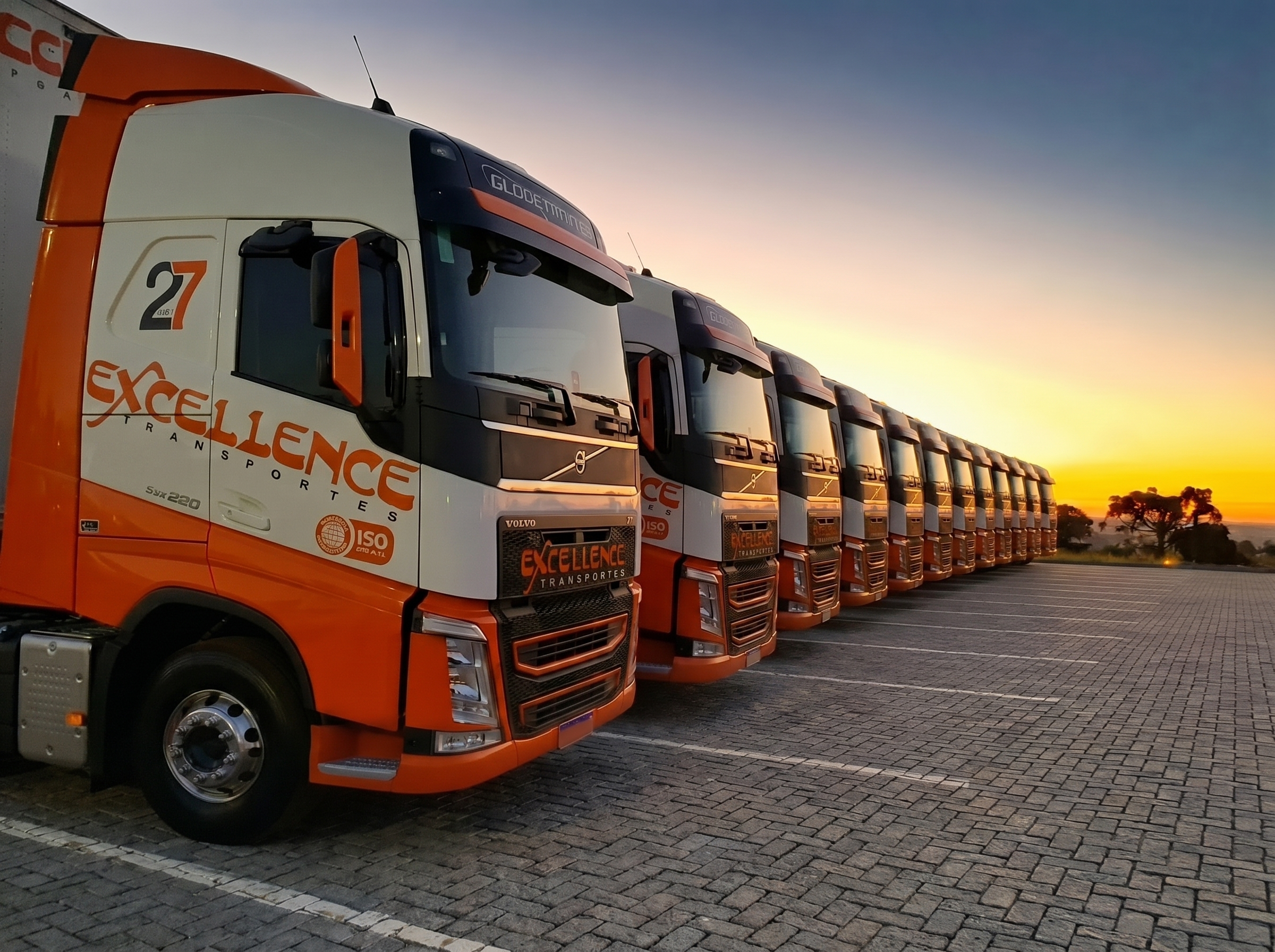 Frota de caminhões da Excellence Transportes para transporte de cargas empresariais